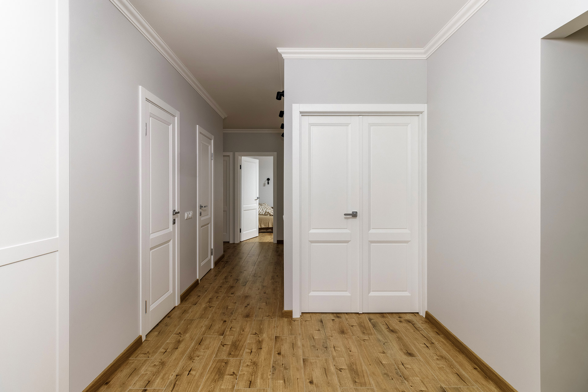 weiße Türen - moderne Innentüren – für jeden Stil Blick in leere Wohnung mit weißen Innentüren